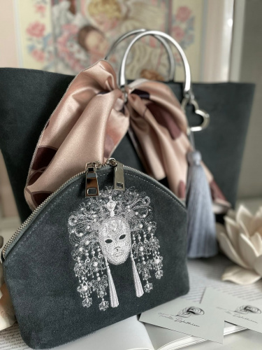 Сумка-шоппер из замши с вышивкой "Серебряная маска" - кожаная и замшевая женская сумка шоппер ручной работы с рисунком и вышивкой на заказ фото 3