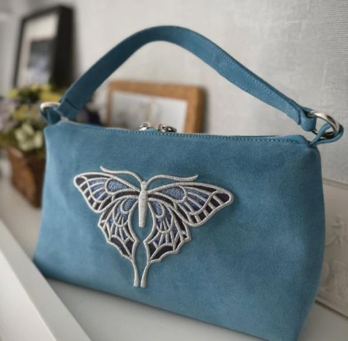 Сумка багет из голубой замши с короткой ручкой и декоративной вышивкой Бабочки - ручная работа на заказ | Sumnizza