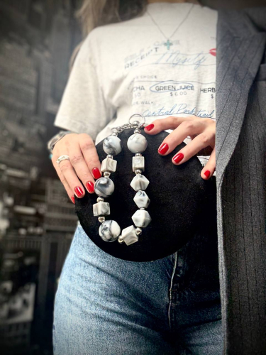 Круглый замшевый клатч на фермуаре с вышивкой инициалов на цепочке и с ручкой из акрила - круглая кожаная женская сумка ручной работы с рисунком |  Sumnizza фото 2