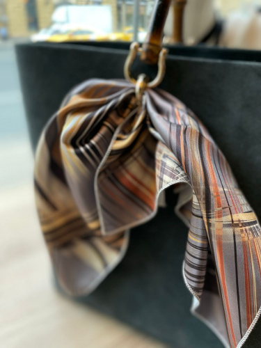 Маленький замшевый шоппер ручной работы с вышивкой на заказ "Маска" - кожаная и замшевая женская сумка шоппер ручной работы с рисунком и вышивкой на заказ фото 3