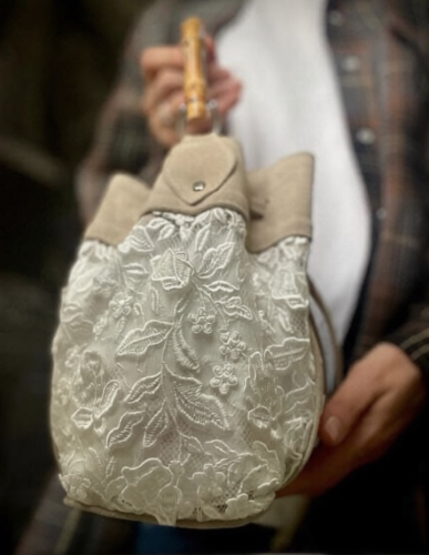 Комбинированная сумка из натуральной замши и кружева с бамбуковой ручкой и вышивкой инициалов на заказ | Sumnizza фото 3