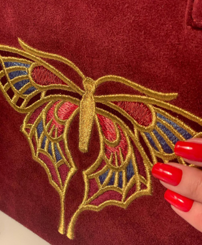 Женский замшевый шоппер с объемной вышивкой "Бабочка" - кожаная и замшевая женская сумка шоппер ручной работы с рисунком и вышивкой на заказ фото 2