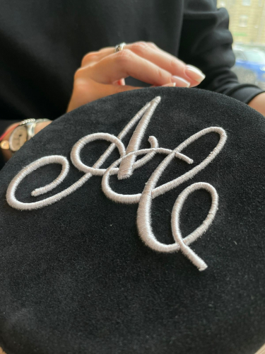 Замшевая сумка минодьер с именной вышивкой "Инициалы" - круглая кожаная женская сумка ручной работы с рисунком |  Sumnizza фото 4