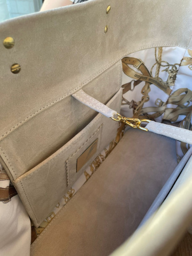 Шоппер из замши с подвесным кулоном "Сердце" - кожаная и замшевая женская сумка шоппер ручной работы с рисунком и вышивкой на заказ фото 4