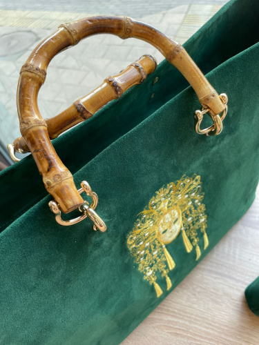 Большой замшевый шоппер ручной работы с вышивкой «Маска» на заказ - кожаная и замшевая женская сумка шоппер ручной работы с рисунком и вышивкой на заказ фото 3