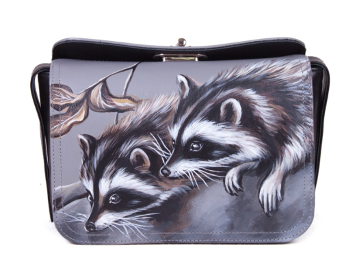 Женская кожаная сумка через плечо с рисунком ручной работы "Еноты" — кросс боди с принтом на заказ