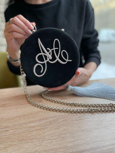 Замшевая сумка минодьер с именной вышивкой "Инициалы" - круглая кожаная женская сумка ручной работы с рисунком |  Sumnizza фото 5