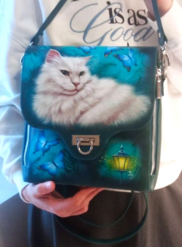 Женская сумка рюкзак с рисунком питомца ручной работы на заказ "Белый кот" ручной работы с рисунком и вышивкой на заказ
 фото 2