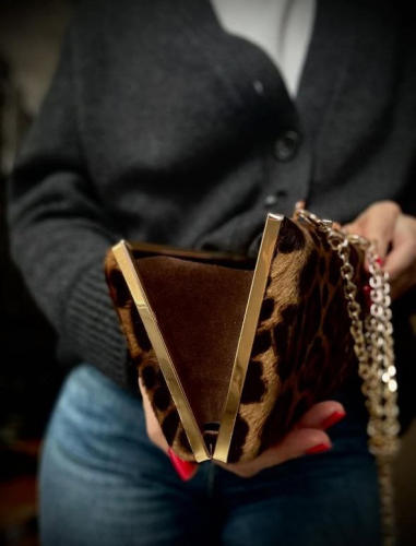 Миниатюрный женский клатч ручной работы из натурального меха козлика, выкрашенного под леопарда с золотистым тиснением на заказ - женская кожаная сумка ручной работы с авторским рисунком фото 3