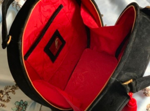 Полукруглая замшевая сумка жесткой формы с вышивкой на заказ "Леопард" на заказ | Sumnizza фото 3