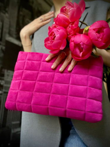 Женский клатч из натуральной замши в цвете фуксия с квадратной строчкой на заказ - женская кожаная сумка ручной работы с авторским рисунком