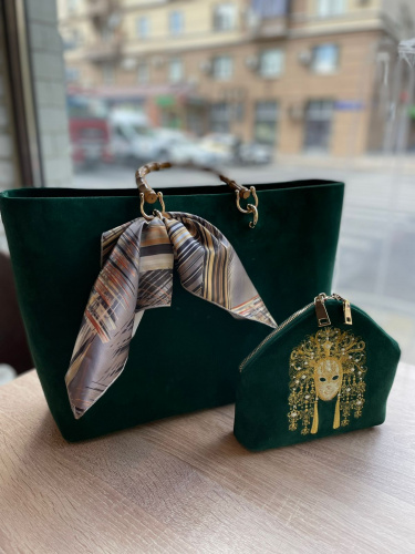 Большой замшевый шоппер ручной работы с вышивкой «Маска» на заказ - кожаная и замшевая женская сумка шоппер ручной работы с рисунком и вышивкой на заказ фото 2