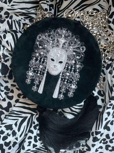 Замшевый вечерний клатч-минодьер с вышивкой "Маска" - круглая кожаная женская сумка ручной работы с рисунком |  Sumnizza фото 2