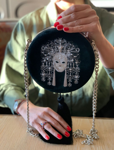 Замшевый вечерний клатч-минодьер с вышивкой "Маска" - круглая кожаная женская сумка ручной работы с рисунком |  Sumnizza фото 4