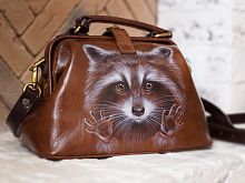 Женская сумка-саквояж из натуральной кожи "Енотик" ручной работы с рисунком и вышивкой на заказ
