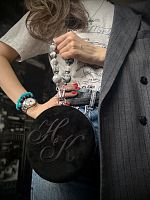 Круглый замшевый клатч на фермуаре с вышивкой инициалов на заказ | Купить в мск, спб