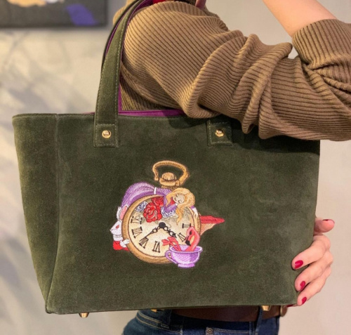 Женский шоппер из замши с 3D-вышивкой "Алиса" - кожаная и замшевая женская сумка шоппер ручной работы с рисунком и вышивкой на заказ