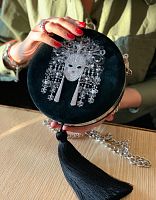 Замшевый вечерний клатч-минодьер с вышивкой "Маска" ручной работы на заказ