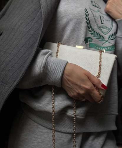 Женский кожаный клатч-бокс из натуральной белоснежной кожи на золотистом фермуаре и с тиснением инициалов на заказ  на заказ - женская кожаная сумка ручной работы с авторским рисунком фото 3