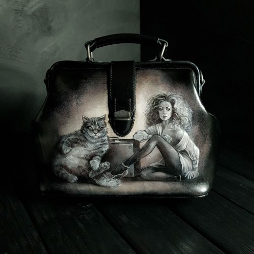 Женский кожаный саквояж "Маргарита и Кот Бегемот" — женская кожаная сумка саквояж ручной работы с рисунком и вышивкой на заказ фото 3