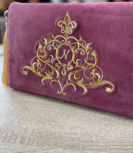 Вечерний клатч с золотой вышивкой  "Инициалы" на заказ - женская кожаная сумка ручной работы с авторским рисунком фото 2