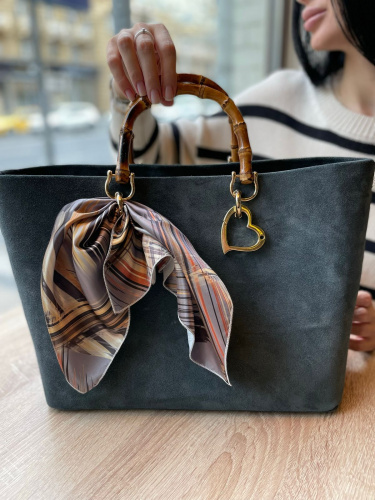 Маленький замшевый шоппер ручной работы с вышивкой на заказ "Маска" - кожаная и замшевая женская сумка шоппер ручной работы с рисунком и вышивкой на заказ фото 2