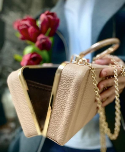 Сумка клатч бокс из натуральной зернистой кожи в цвете пудра на золотистой цепочке  — кросс боди с принтом на заказ фото 4