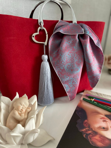 Дизайнерский замшевый шоппер с шелковой кистью и кулоном «Сердце» - кожаная и замшевая женская сумка шоппер ручной работы с рисунком и вышивкой на заказ