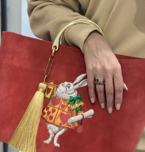 Замшевая сумка шоппер ручной работы с вышивкой и кисточкой «Белый кролик» на заказ - кожаная и замшевая женская сумка шоппер ручной работы с рисунком и вышивкой на заказ фото 3