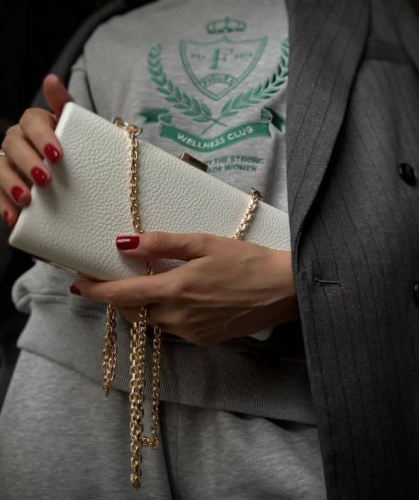 Женский кожаный клатч-бокс из натуральной белоснежной кожи на золотистом фермуаре и с тиснением инициалов на заказ  на заказ - женская кожаная сумка ручной работы с авторским рисунком фото 5