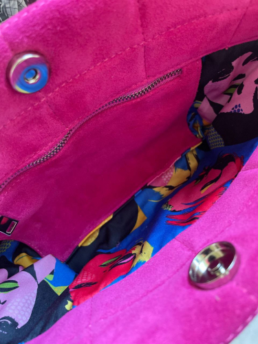 Женский клатч из натуральной замши в цвете фуксия с квадратной строчкой на заказ - женская кожаная сумка ручной работы с авторским рисунком фото 4