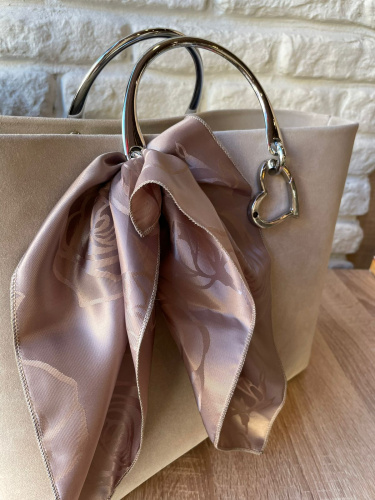 Замшевая сумка-шоппер с подвесным кулоном "Сердце" - кожаная и замшевая женская сумка шоппер ручной работы с рисунком и вышивкой на заказ фото 2