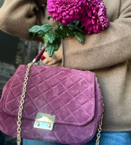 Сумка стеганая в фиолетовой замше с индивидуальной вышивкой и золотым замочком на заказ | Sumnizza фото 4