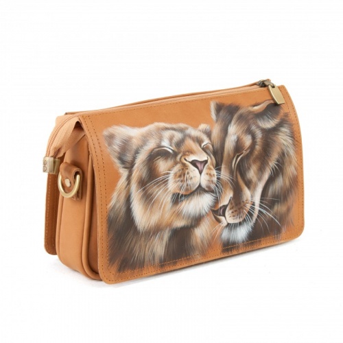 Женская кожаная сумка через плечо с рисунком ручной работы "Львиная нежность" — кросс боди с принтом на заказ фото 2