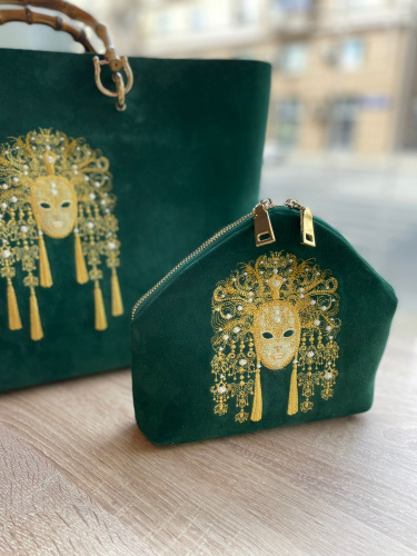 Большой замшевый шоппер ручной работы с вышивкой «Маска» на заказ - кожаная и замшевая женская сумка шоппер ручной работы с рисунком и вышивкой на заказ фото 4