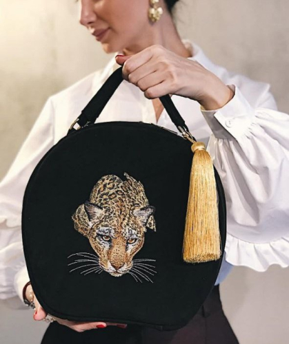 Полукруглая замшевая сумка жесткой формы с вышивкой на заказ "Леопард" на заказ | Sumnizza