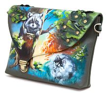 Женский кожаный клатч с портретной росписью и аппликацией "Енот и Хаски" — сумка ручной работы с рисунком на заказ
