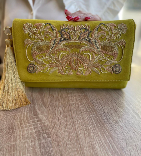 Вечерний замшевый клатч с цветочной вышивкой  "Букет" на заказ - женская кожаная сумка ручной работы с авторским рисунком фото 3