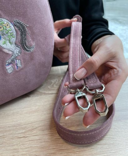 Женская полукруглая сумка из натуральной замши с вышивкой «Лошадка» на заказ на заказ | Sumnizza фото 3