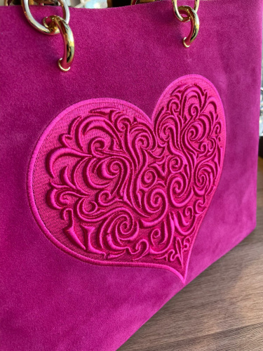 Замшевый шоппер с объемной вышивкой на заказ «Сердце» — ручная работа - кожаная и замшевая женская сумка шоппер ручной работы с рисунком и вышивкой на заказ фото 3