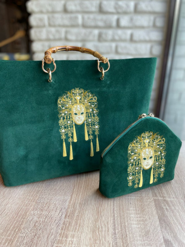 Большой замшевый шоппер ручной работы с вышивкой «Маска» на заказ - кожаная и замшевая женская сумка шоппер ручной работы с рисунком и вышивкой на заказ фото 5