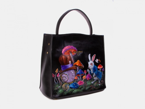 Чёрный кожаный шоппер с росписью "Алиса" - кожаная и замшевая женская сумка шоппер ручной работы с рисунком и вышивкой на заказ фото 2