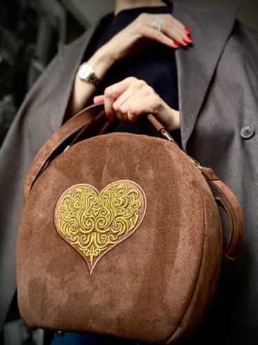 Сумка женская замшевая ручной работы с вышивкой на заказ "Сердце" на заказ | Sumnizza