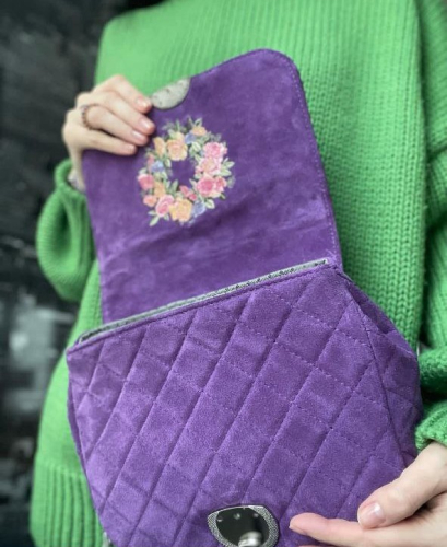 Аметистовая замшевая кросс боди ручной работы со стежкой и вышивкой на заказ "Венок" на заказ | Sumnizza