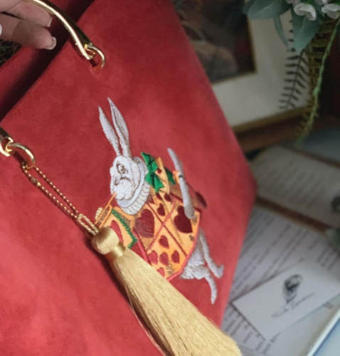 Замшевая сумка шоппер ручной работы с вышивкой и кисточкой «Белый кролик» на заказ - кожаная и замшевая женская сумка шоппер ручной работы с рисунком и вышивкой на заказ фото 2
