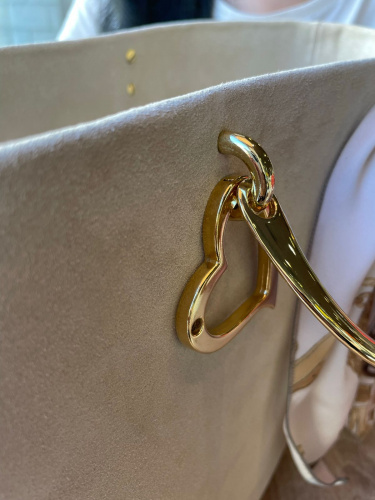 Шоппер из замши с подвесным кулоном "Сердце" - кожаная и замшевая женская сумка шоппер ручной работы с рисунком и вышивкой на заказ фото 3