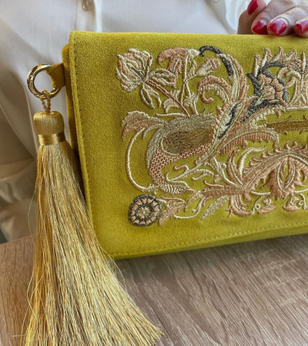 Вечерний замшевый клатч с цветочной вышивкой  "Букет" на заказ - женская кожаная сумка ручной работы с авторским рисунком фото 4