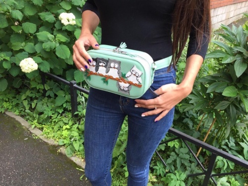 Женская кожаная сумка на плечо и на пояс с аппликацией "Совушки" — кросс боди с принтом на заказ фото 3