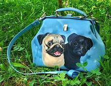 Дамский саквояж с портретной росписью «Любимцы мопсы» ручной работы — пошив женской кожаной сумки ручной работы, сумки с рисунком и именной вышивкой на заказ
