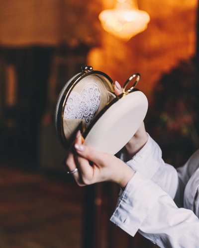 Женский вечерний клатч с вышивкой "Сердце" - круглая кожаная женская сумка ручной работы с рисунком |  Sumnizza фото 5